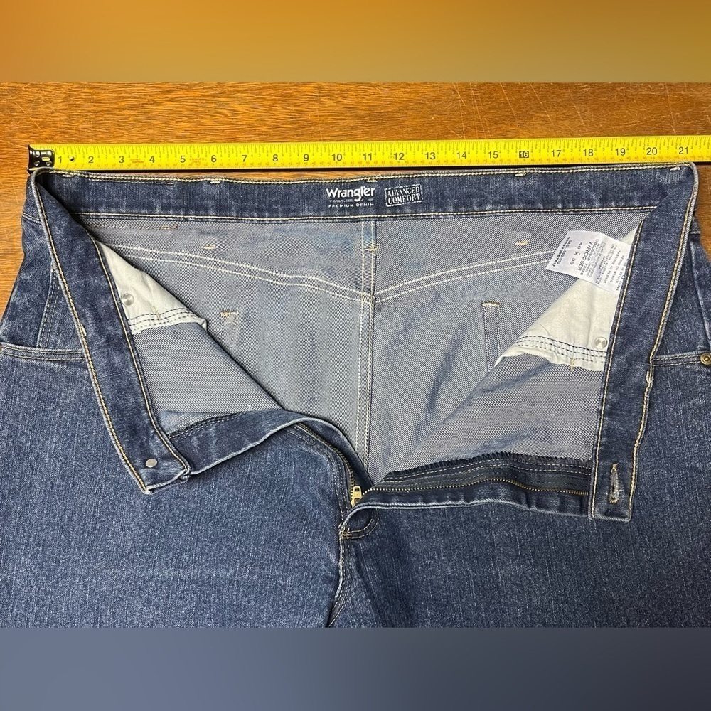 Wrangler Advanced Comfort Jeans - Men’s Size 40x30 - Dark Washed - Like New! - Picture 3 of 5